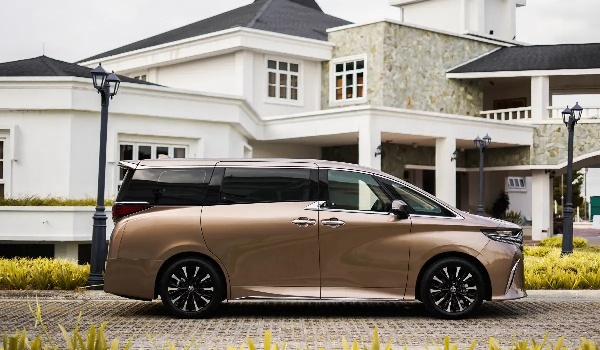 Toyota - Alphard 3.0 - Luxury Van Rentals - Preowned Luxury Van - Exclusive Concierge Club.webp